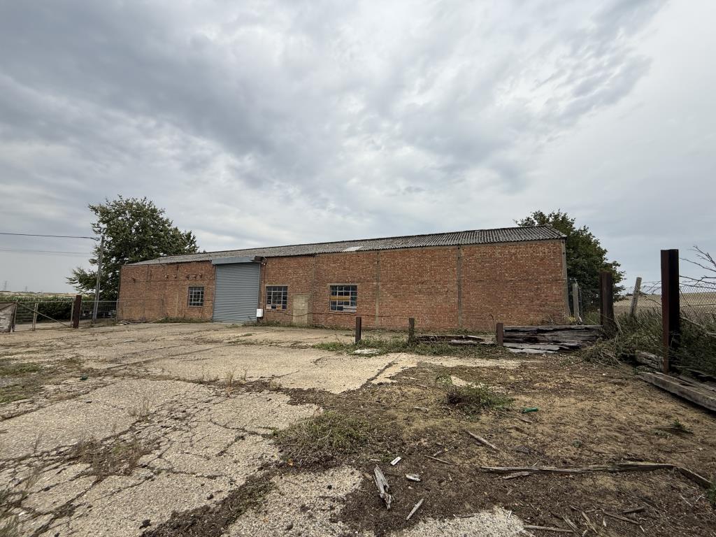 Lot: 42 - OUTSTANDING RURAL OPPORTUNITY! PLANNING FOR DEVELOPMENT OF A SUBSTANTIAL RESIDENCE - View of existing barn to be demolished